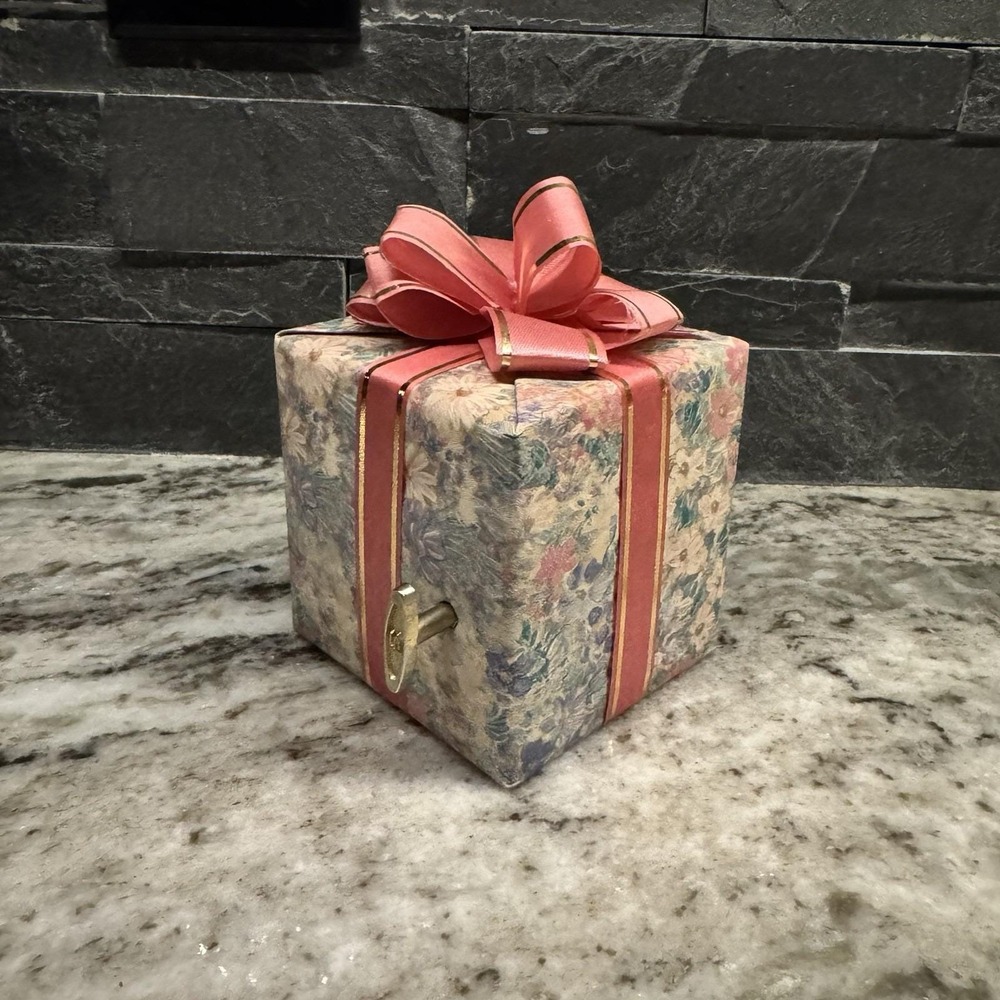 Vintage Musical Treasures‎ Music Box- Tested and Works!